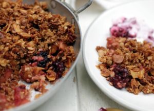 apple-and-berry-oat-crumble-pot