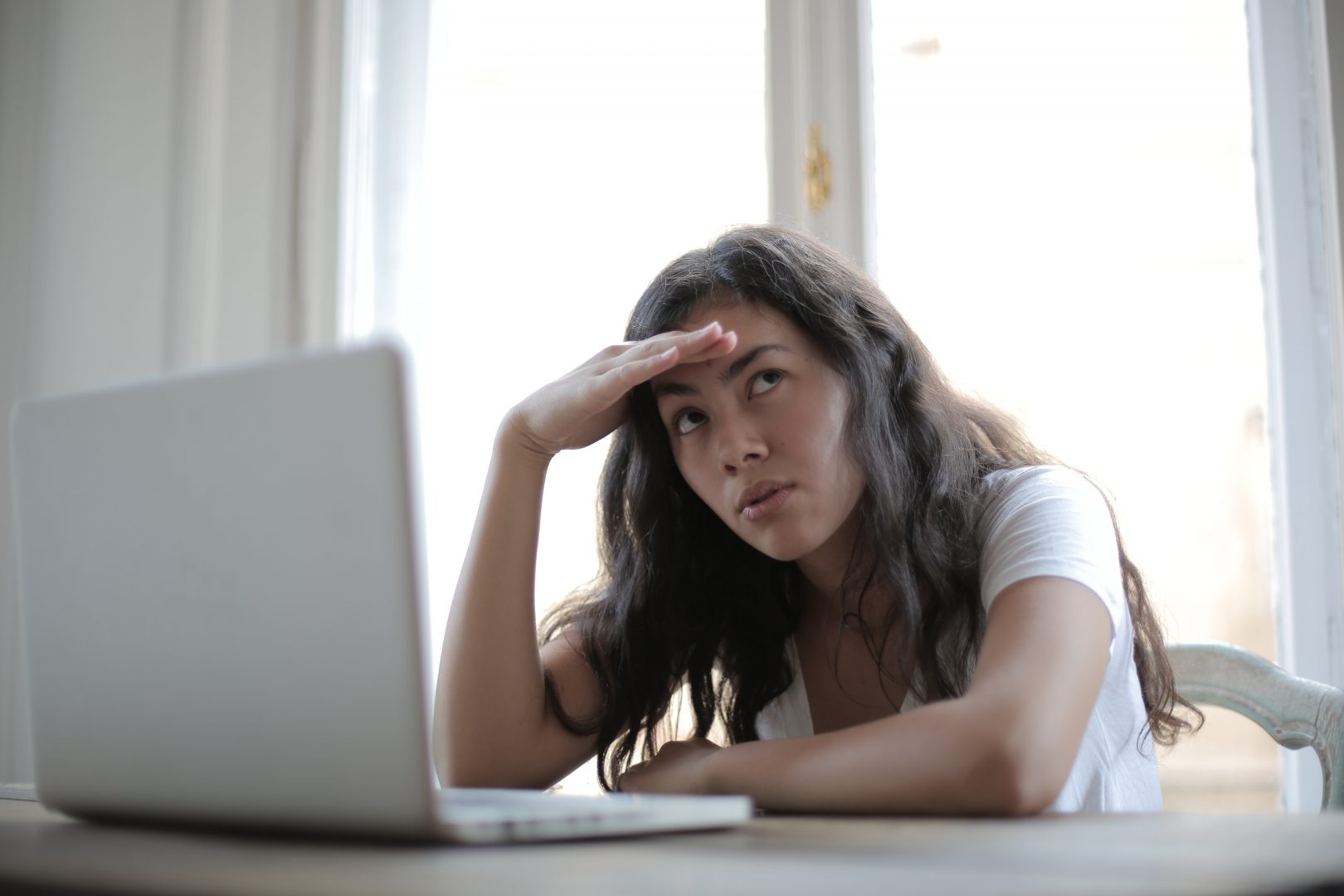 woman-annoyed-on-laptop