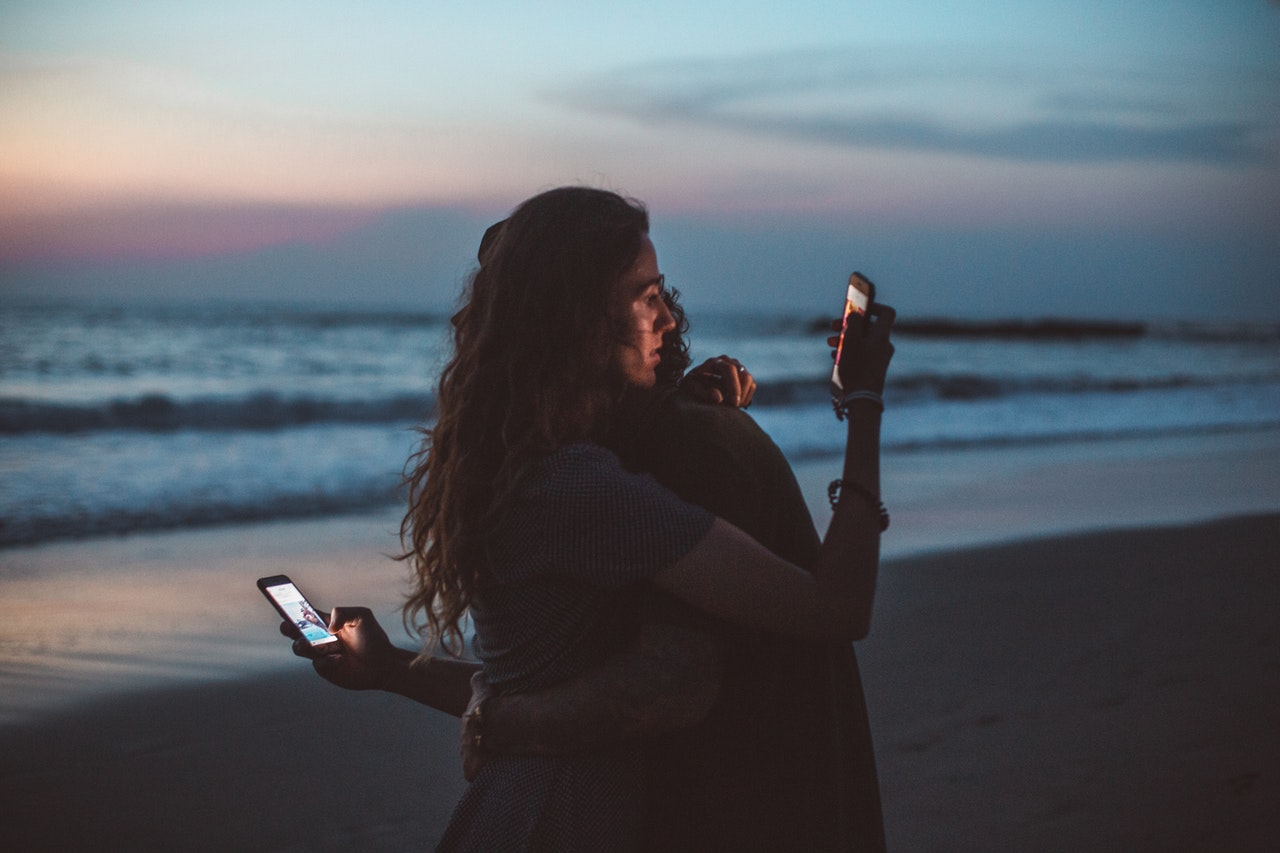 social-media-couple-beach