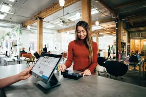 woman-paying-money