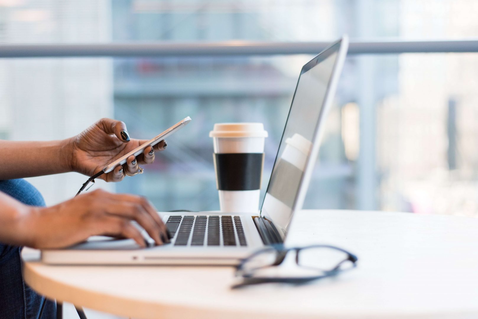 woman-using-internet