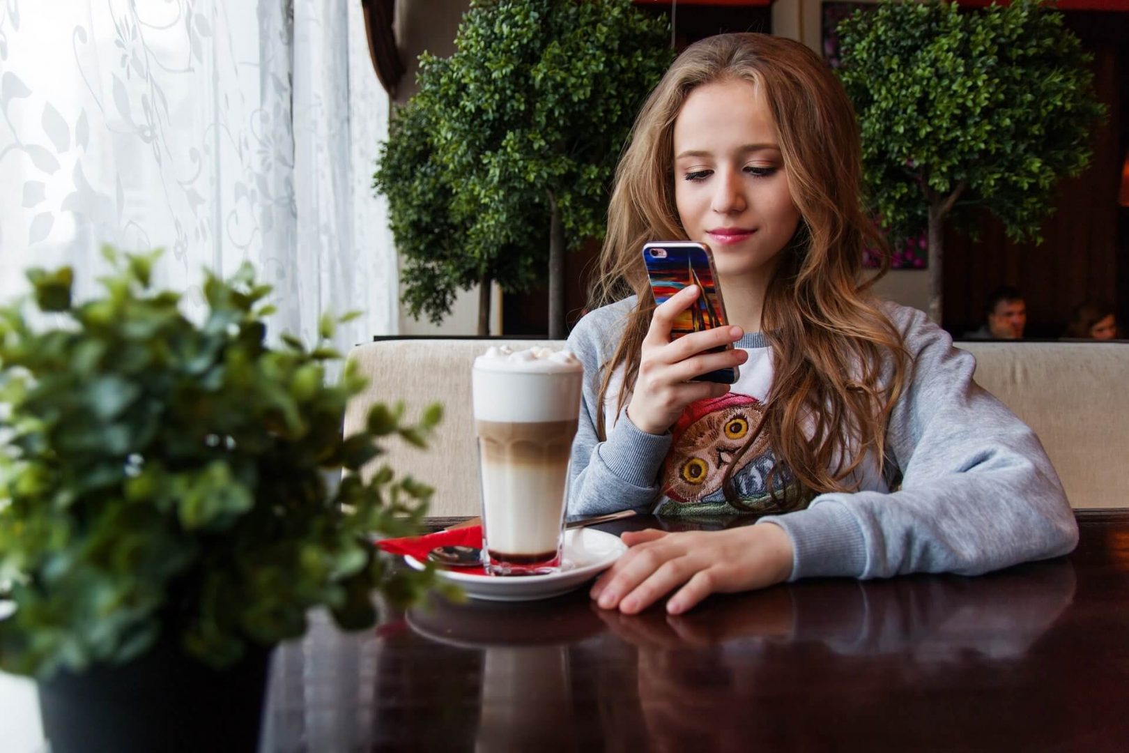 teenager-browsing-internet