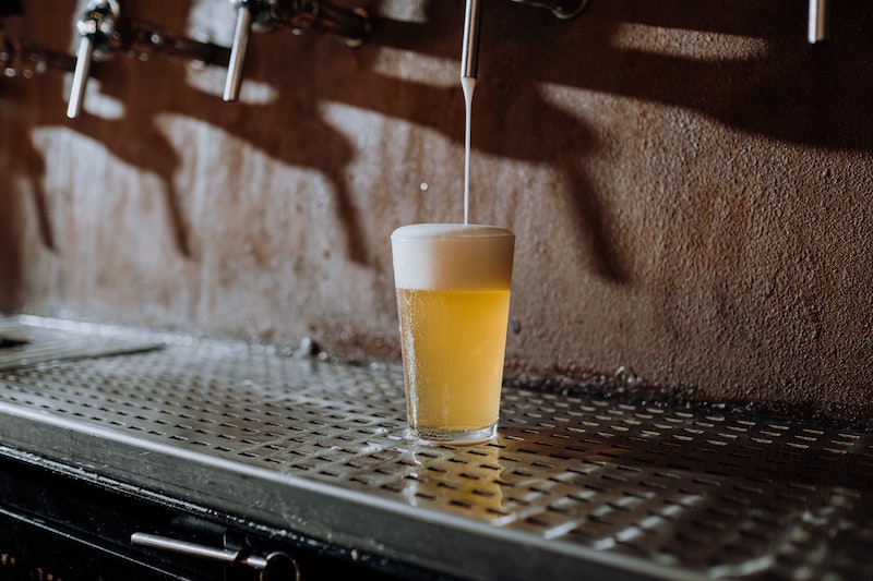 Bar-pouring-pint