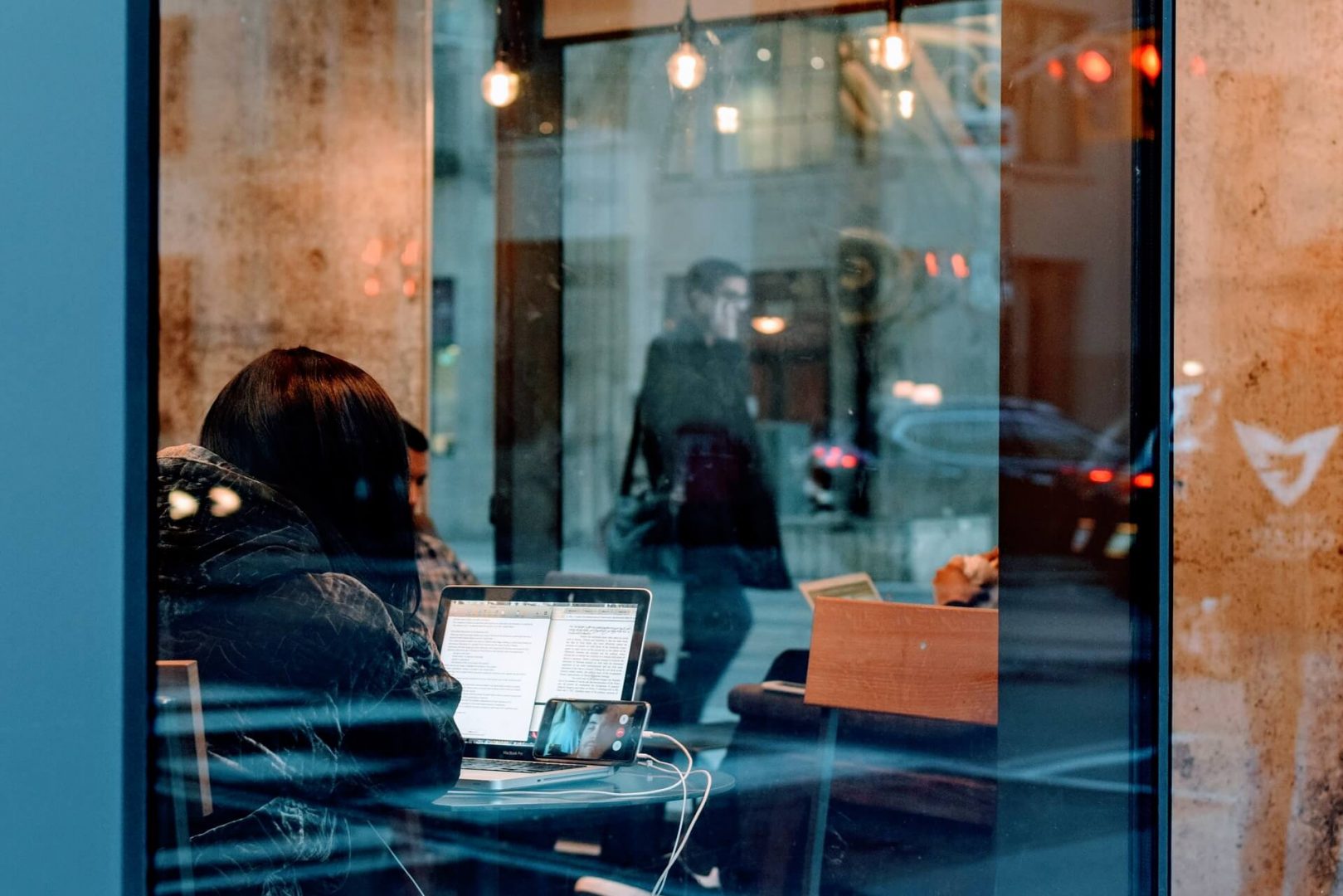remote-worker-communicating