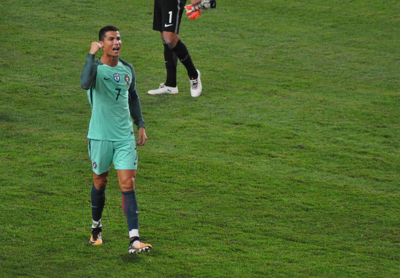 cristiano-ronaldo-signs-deal