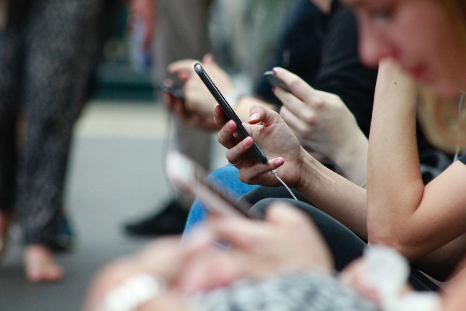 people-using-mobile-phones