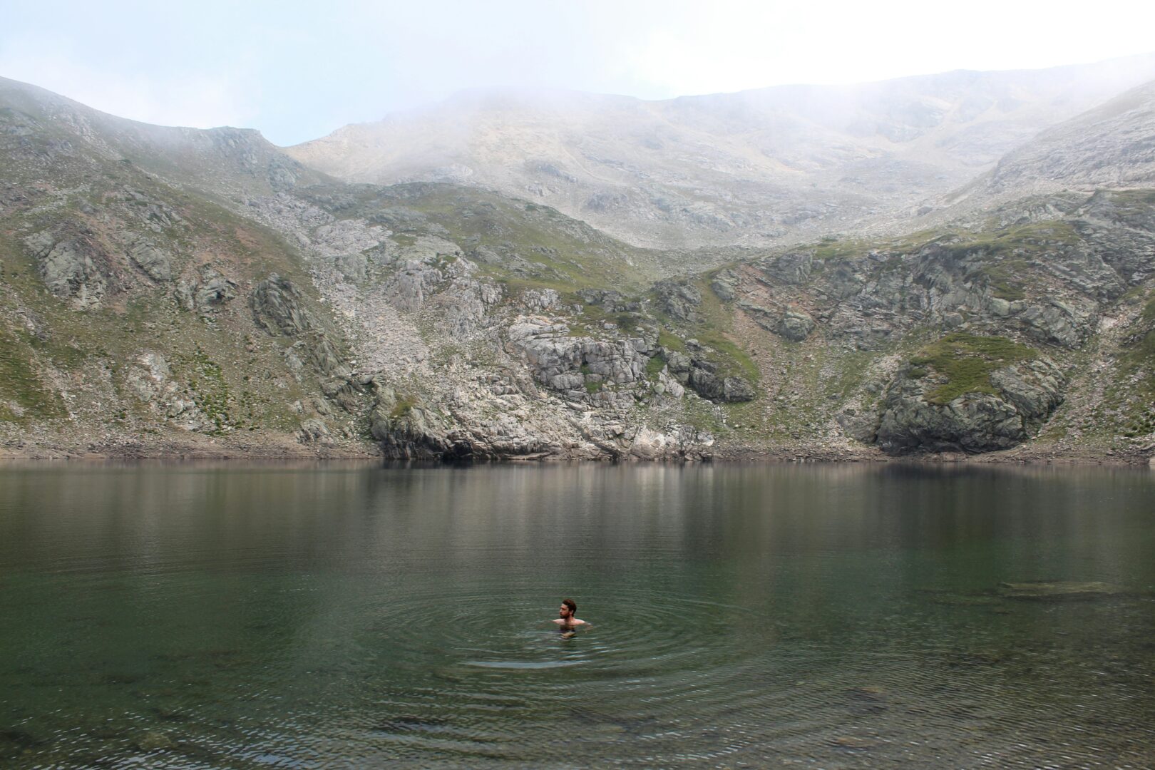 person-swimming-in-lake
