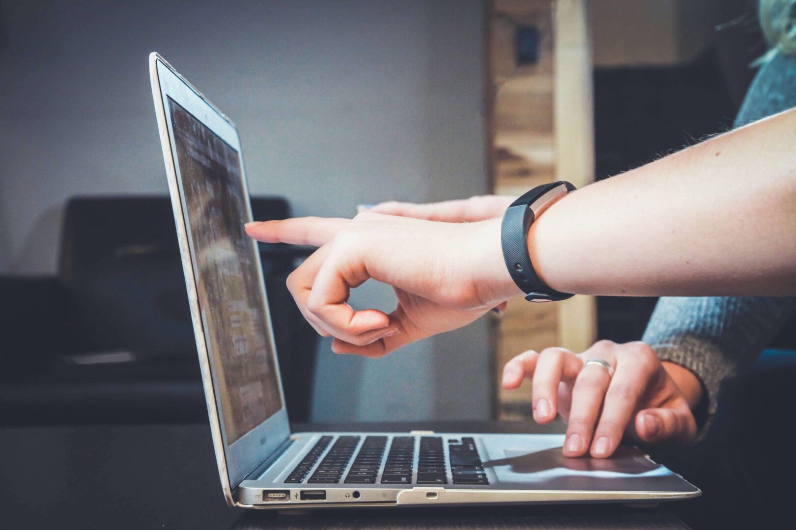 employee-pointing-at-screen
