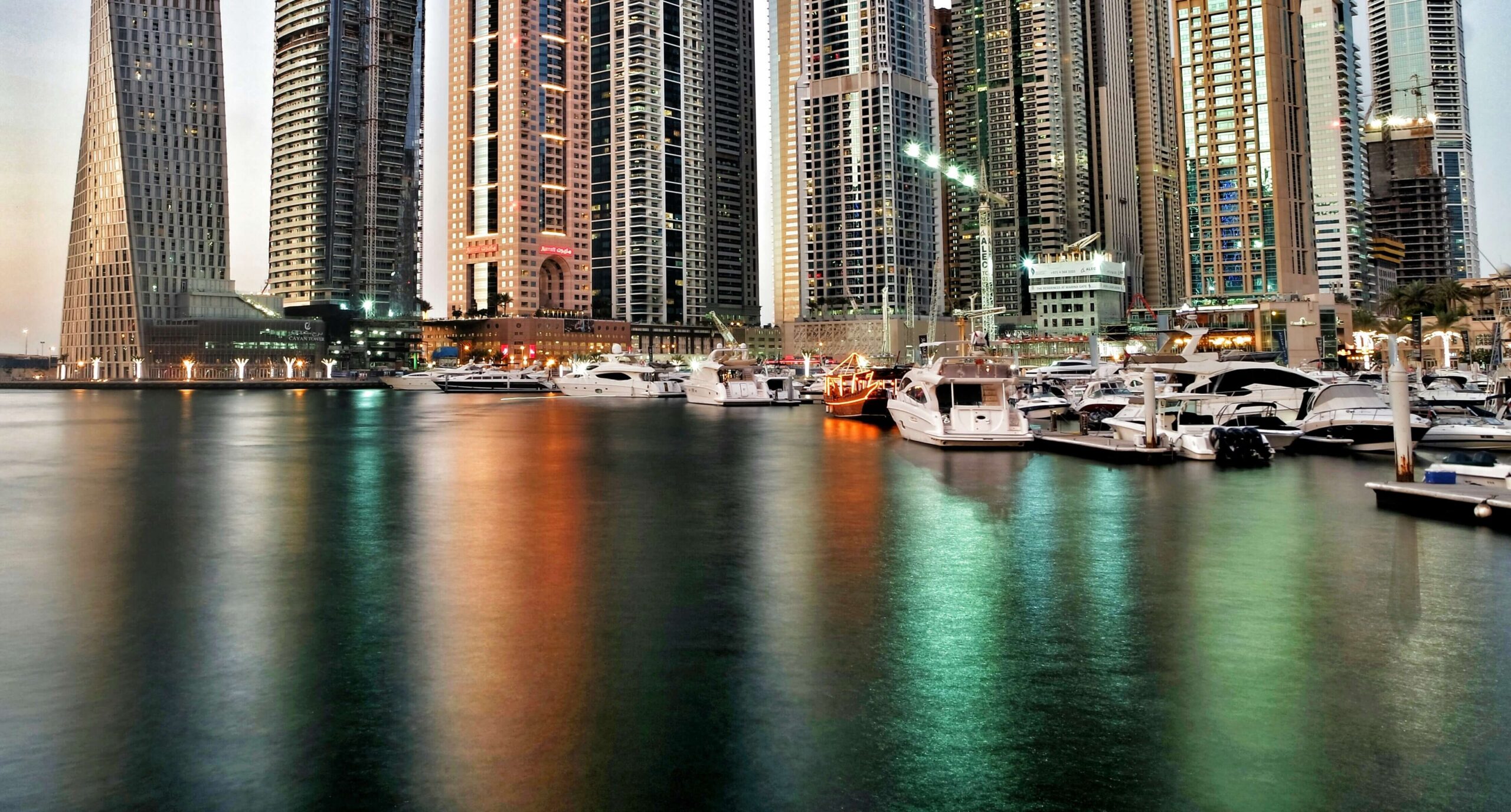 photograph-of-Dubai-by-night