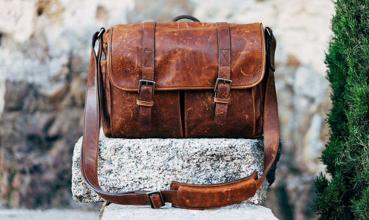 photograph-of-messenger-bag