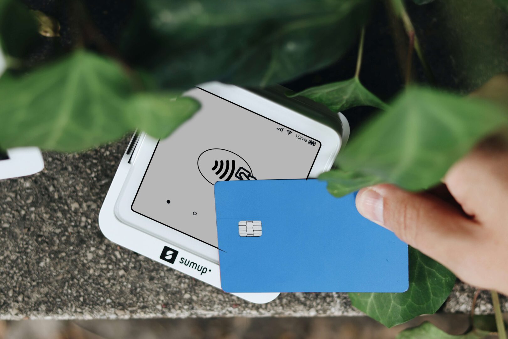 scanning-credit-card-on-NFC-reader