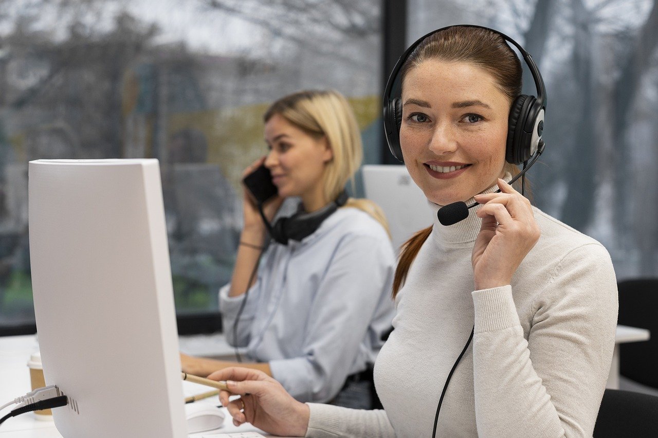 women-in-call-centre