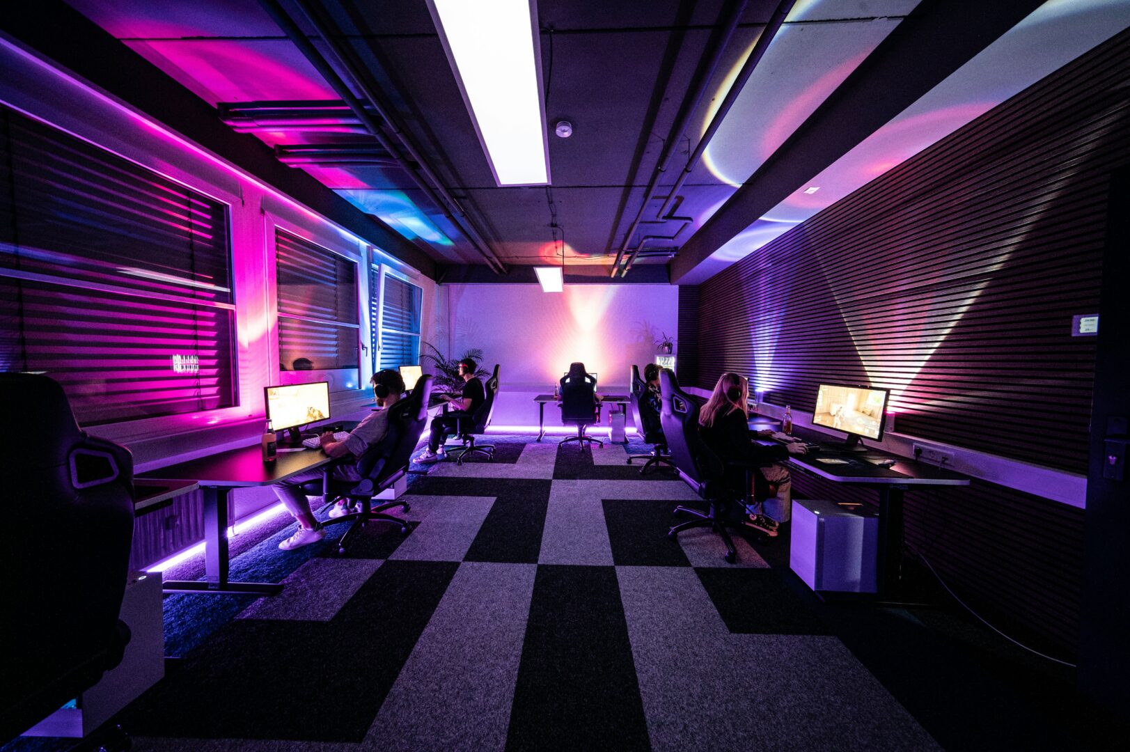 gamers-in-dark-office