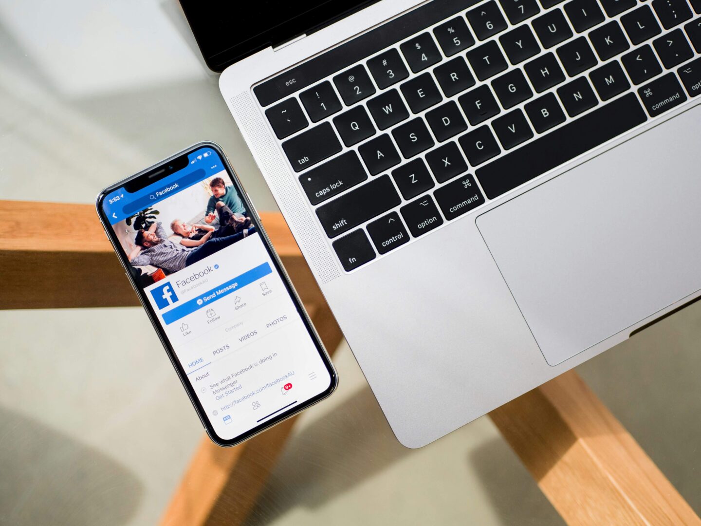 business-adhering-to-social-media-compliance-rules