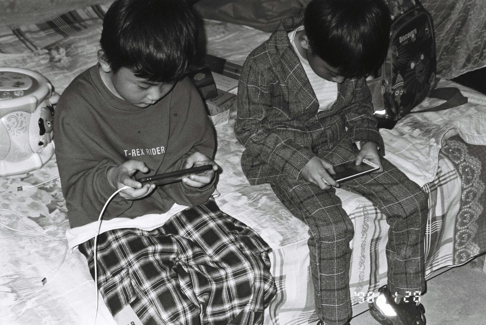 children-on-phones