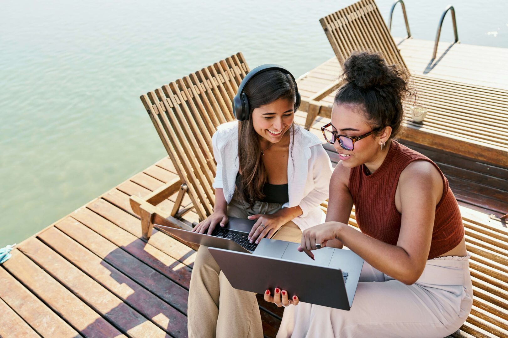 digital-nomads-working-from-the-beach