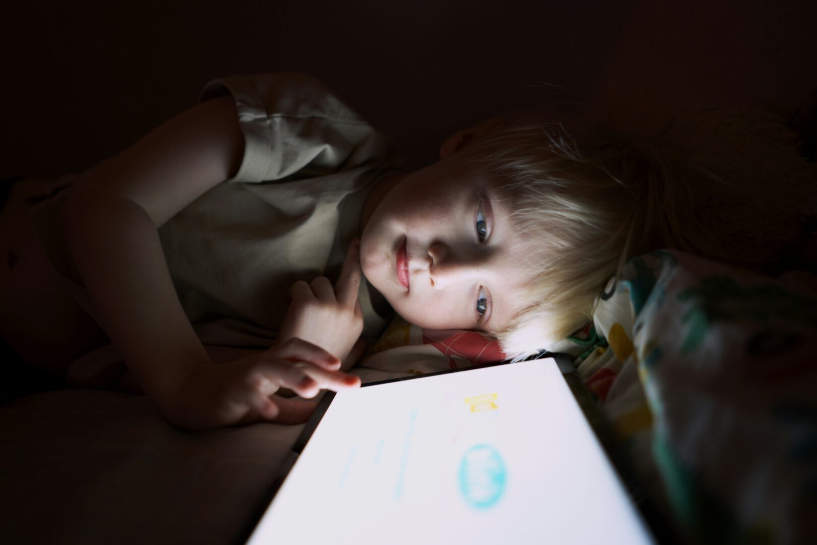 KID-ON-TABLET