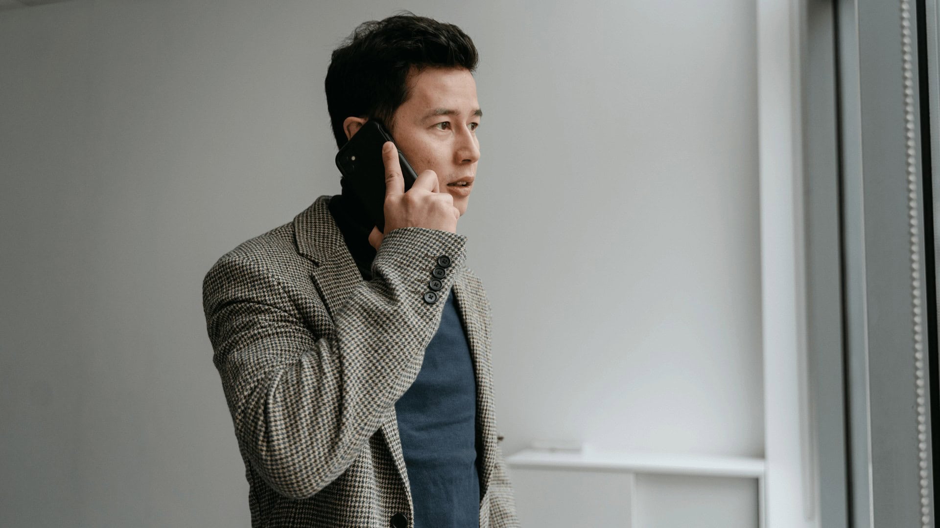 Man-talking-on-phone