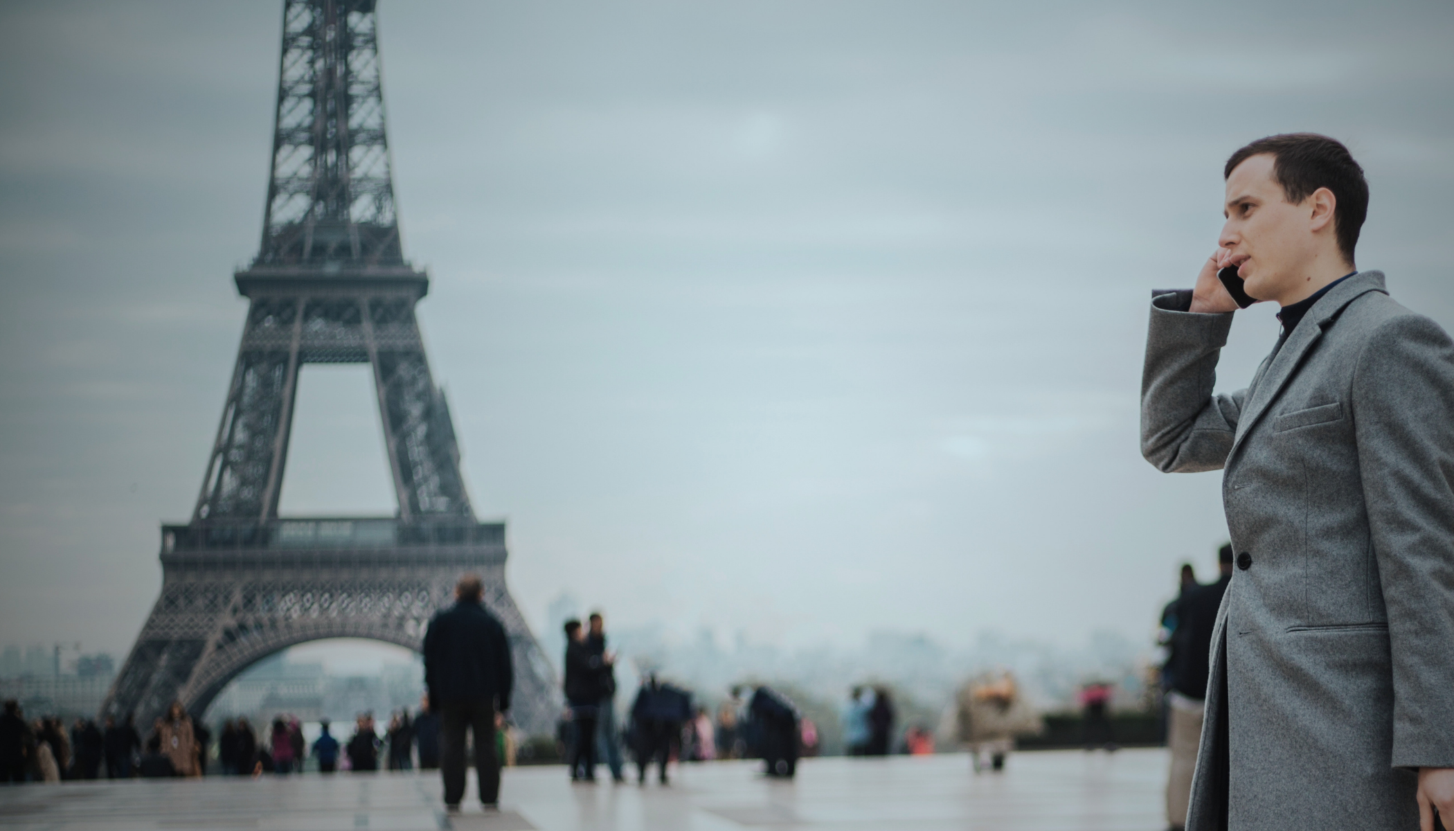 A French businessman in front of the Eiffel Tower, illustrating France's move to migrate government infrastructure from US software to Linux and European alternatives.